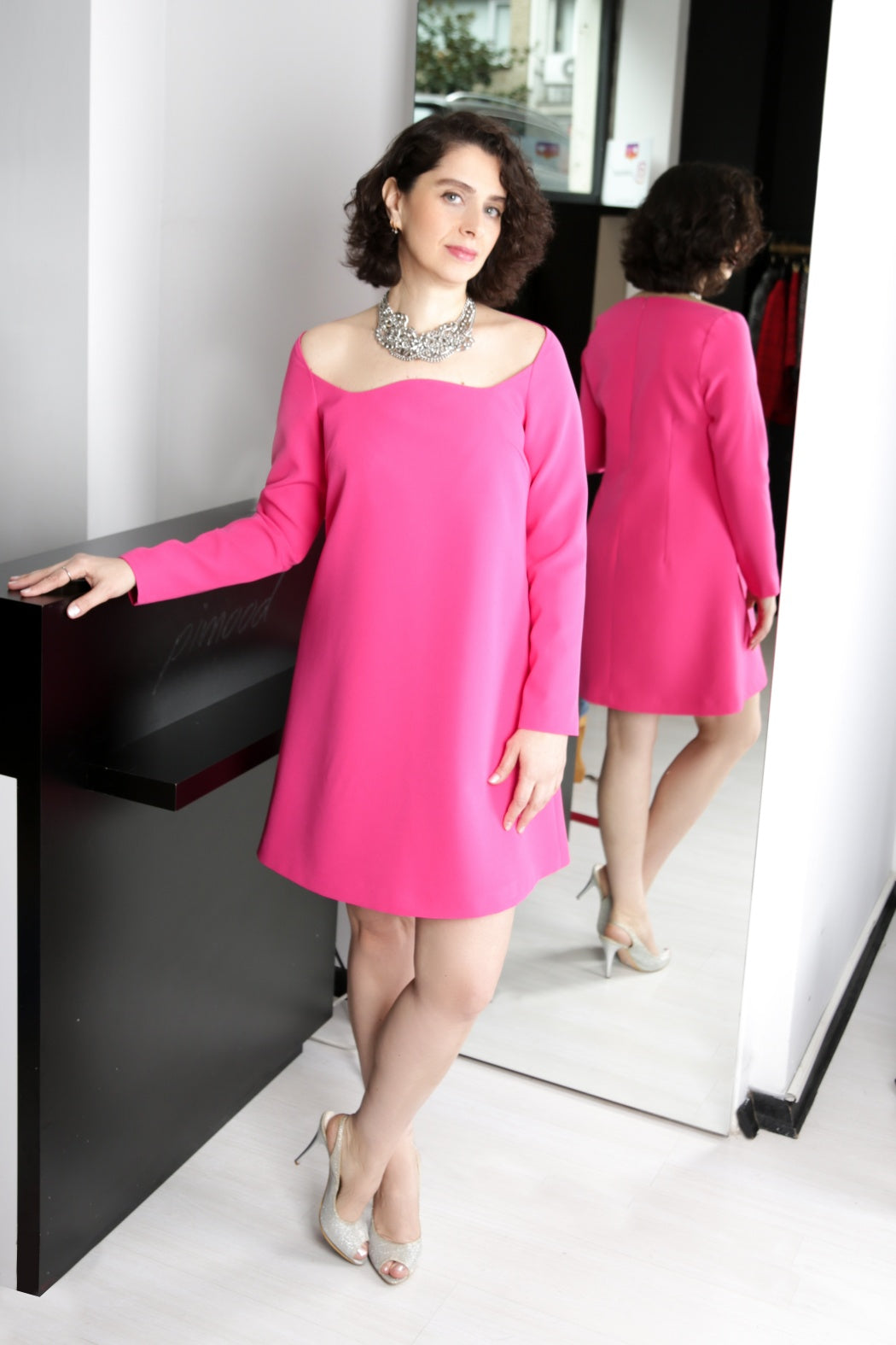 Lana Pembe Kayık Yaka Uzun Kollu Mini Abiye Elbise