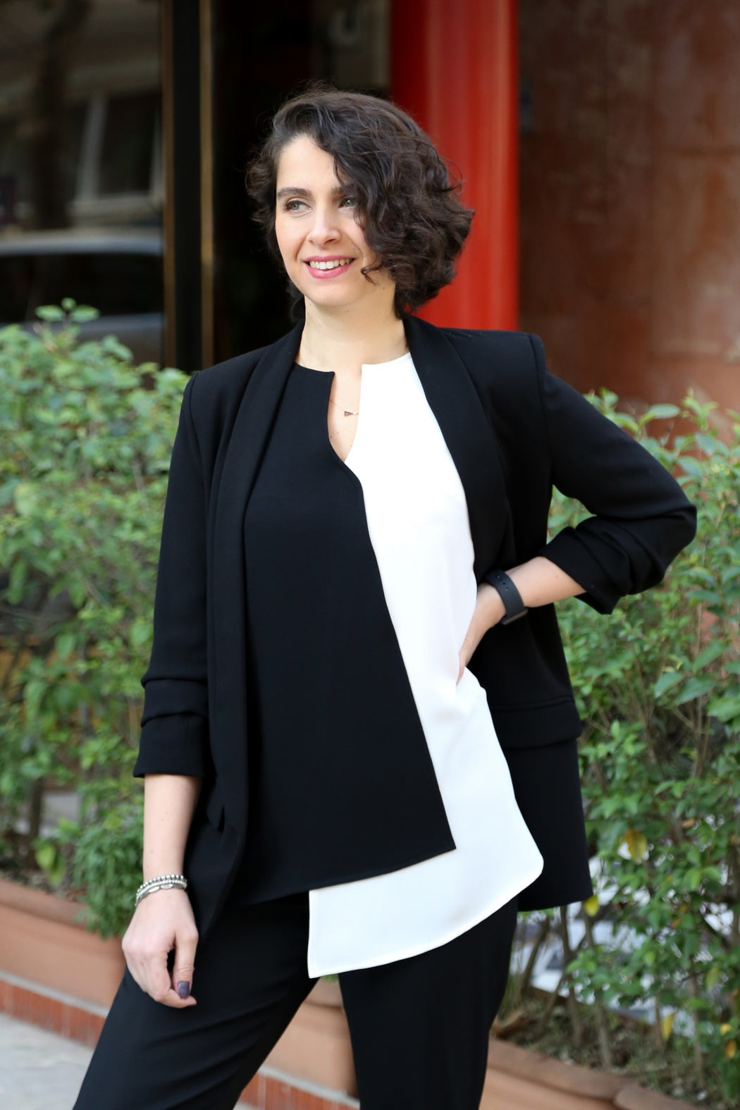 Rush Siyah & Beyaz Asimetrik Kesim Kolsuz Bluz