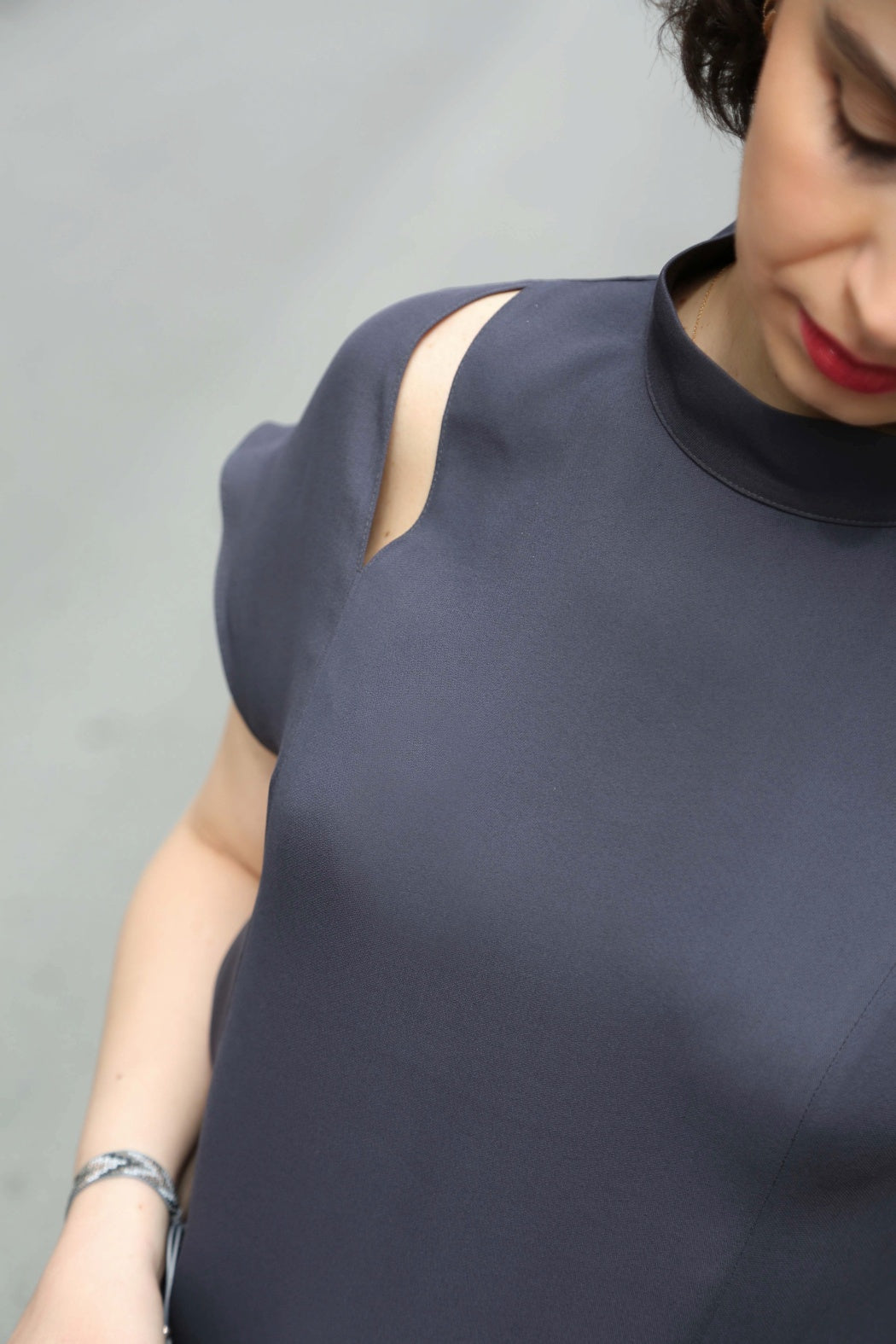 Tokyo Füme Düşük Kollu Pencere Detaylı Bluz